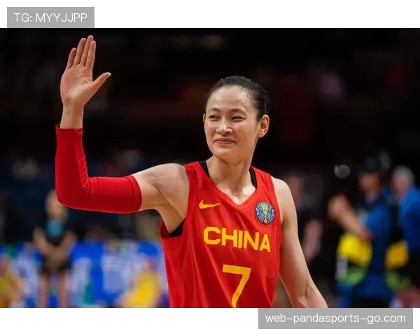 杨力维居然能把篮球场当成嘉年华，生活里到底有多少咱没见过的奢侈？