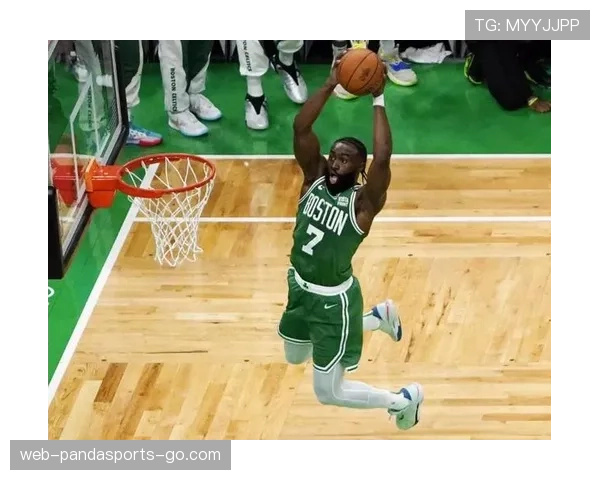 杰伦·布朗突破创造空位投篮效率提升显著拉开防守差距