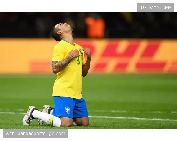 罗纳尔迪尼奥边路盘带撕开防线 本赛季创意传球全面超越同期前锋