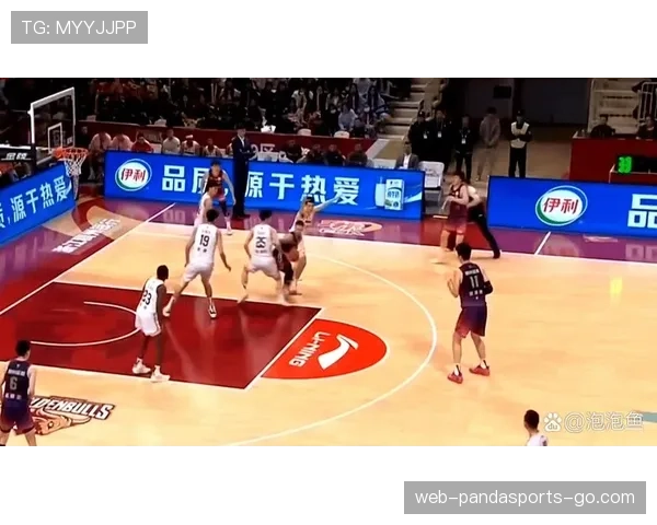 如何准确判定篮球掩护犯规？解读裁判判罚标准